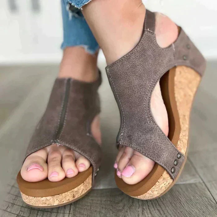 "Comfortabele zomersandalen voor dames met orthopedische sleehak, elegant design en ademend materiaal voor lange wandelingen.
