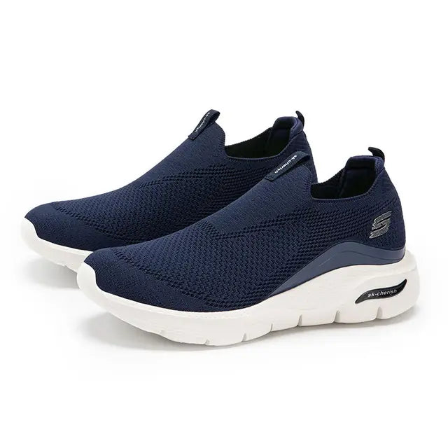 "Comfortabele zwarte slip-on sneakers voor dames, minimalistisch design, ademend materiaal, ideale casual schoenen."
