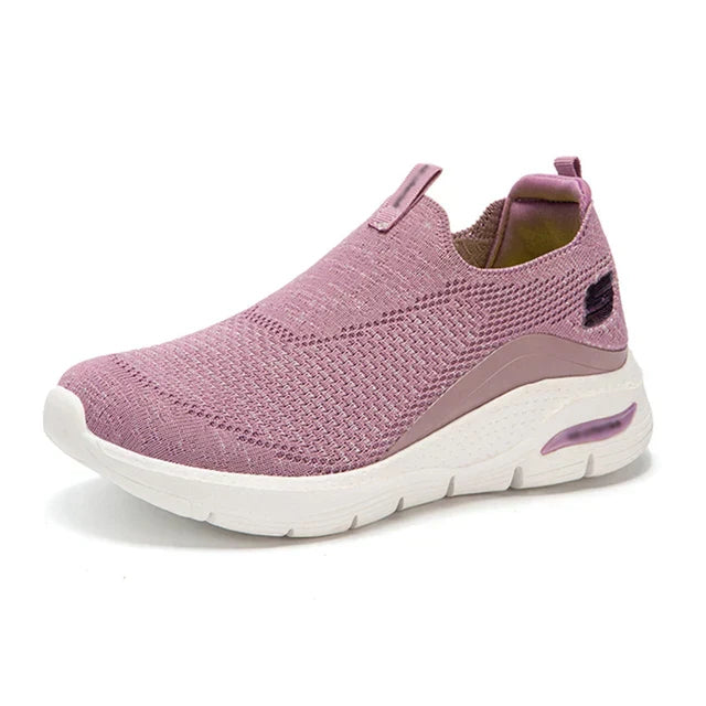 "Comfortabele zwarte slip-on sneakers voor dames, minimalistisch design, ademend materiaal, ideale casual schoenen."