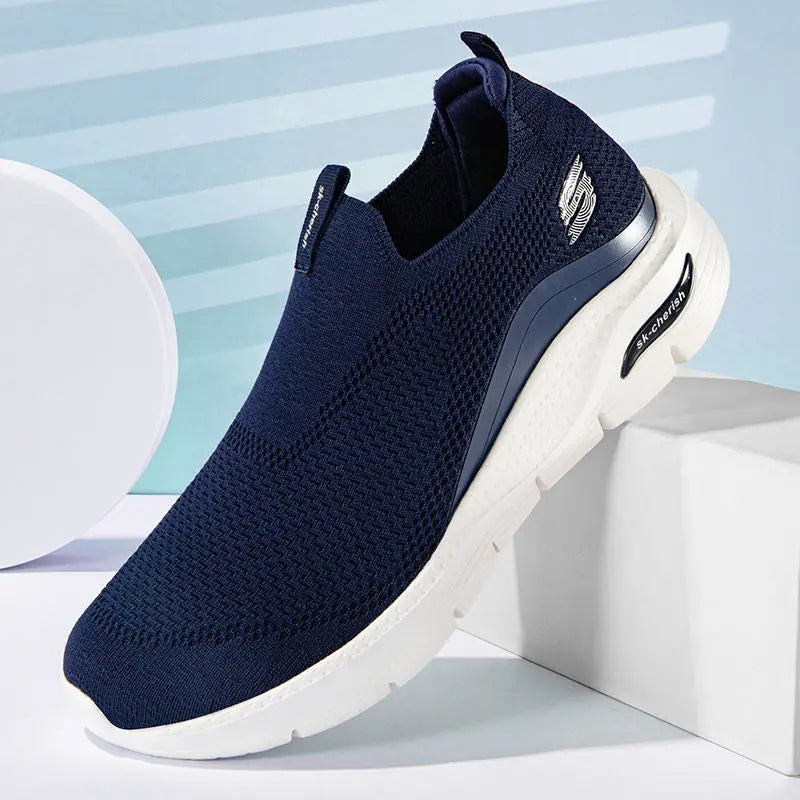 "Comfortabele zwarte slip-on sneakers voor dames, minimalistisch design, ademend materiaal, ideale casual schoenen."