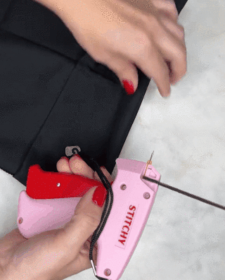 "Compacte mini naaimachine, draagbaar ontwerp, ideaal voor beginners en ervaren naaisters, geschikt voor snelle reparaties."