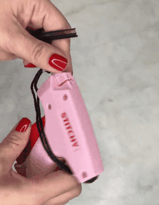 "Compacte mini naaimachine, draagbaar ontwerp, ideaal voor beginners en ervaren naaisters, geschikt voor snelle reparaties."