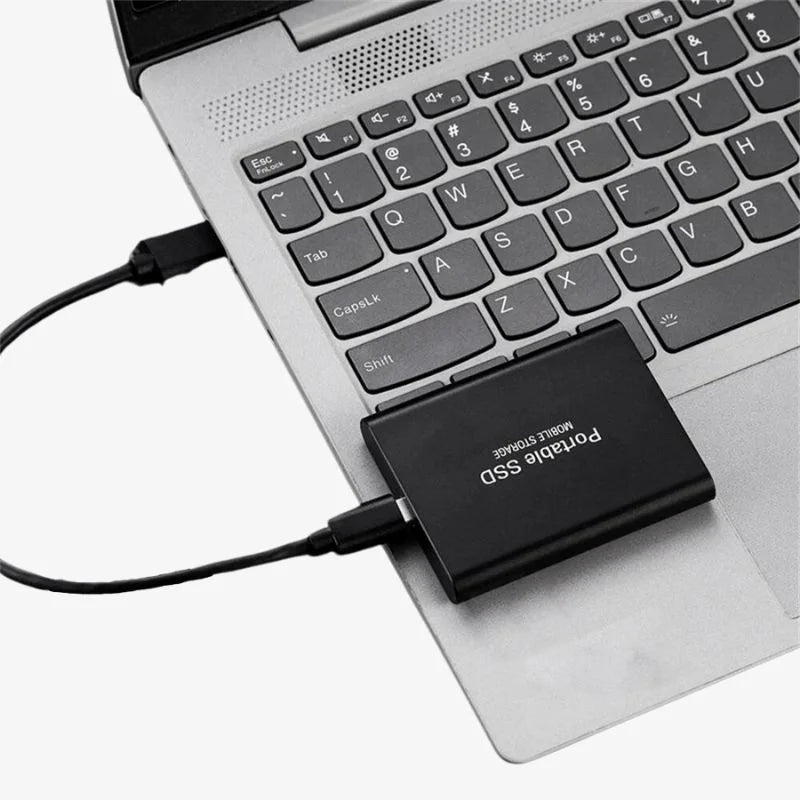 "Compacte UltraDrive externe SSD met 16TB opslag, zilveren behuizing, USB-C compatibel, draagbaar en schokbestendig."
