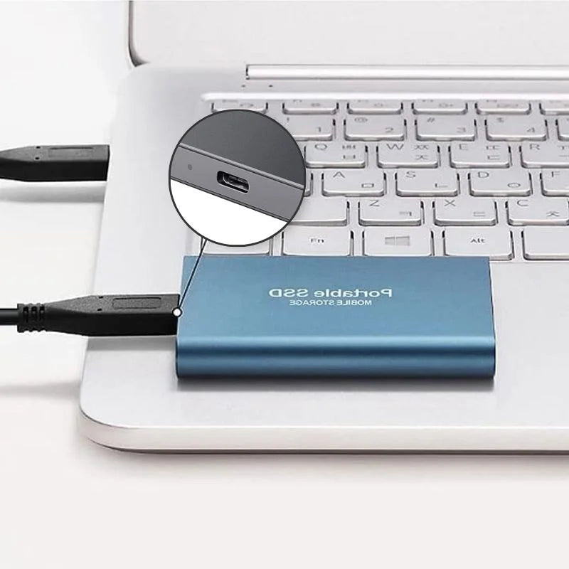 "Compacte UltraDrive externe SSD met 16TB opslag, zilveren behuizing, USB-C compatibel, draagbaar en schokbestendig."