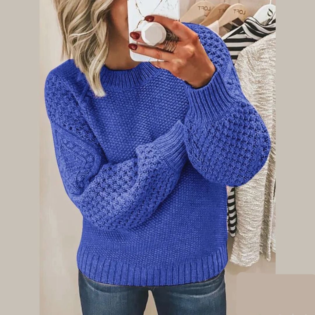 "Cora Trui: Blauwe wollen damestrui, zacht, duurzaam, vintage stijl, perfect voor casual en formele gelegenheden."