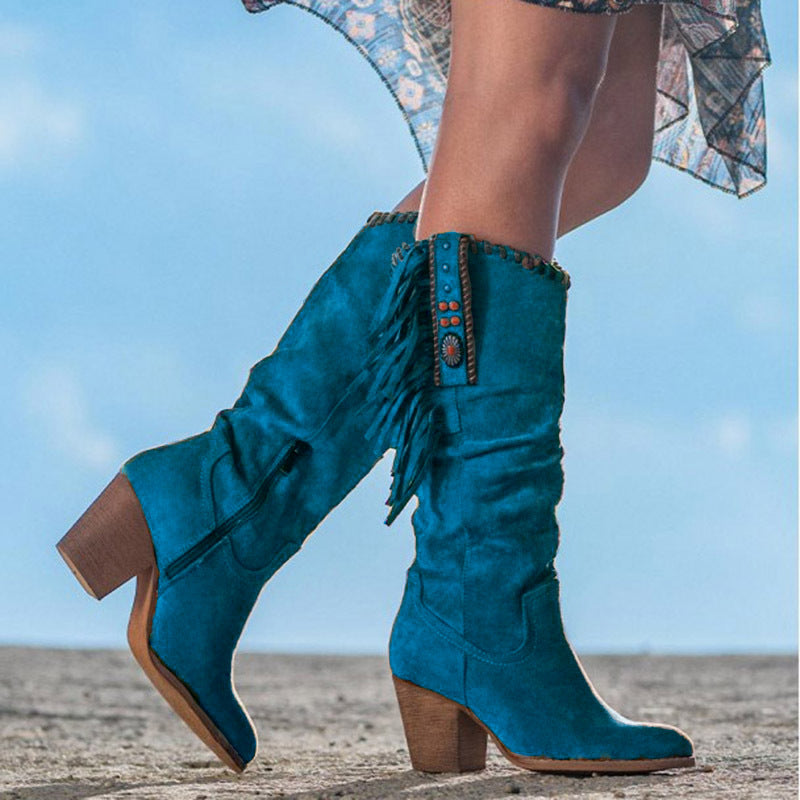 Cowboylaarzen voor dames met puntige neus, dikke hak en opvallende metalen gesp in bruin, blauw, rood of paars.