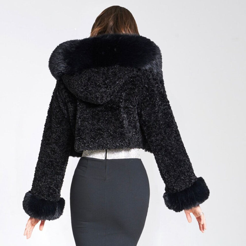 "Cropped faux fur jas voor dames, modieuze kort model, luxe uitstraling, zacht en warm, geschikt voor winterse dagen."