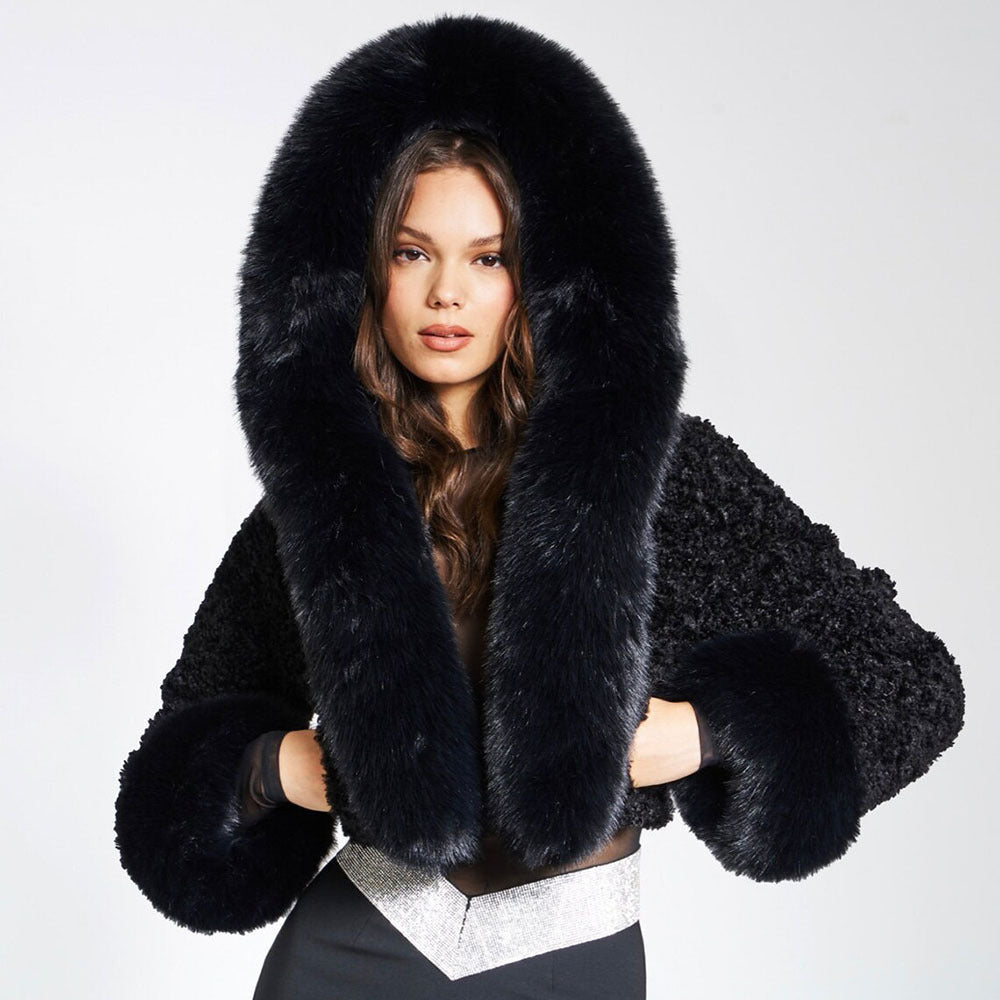 "Cropped faux fur jas voor dames, modieuze kort model, luxe uitstraling, zacht en warm, geschikt voor winterse dagen."