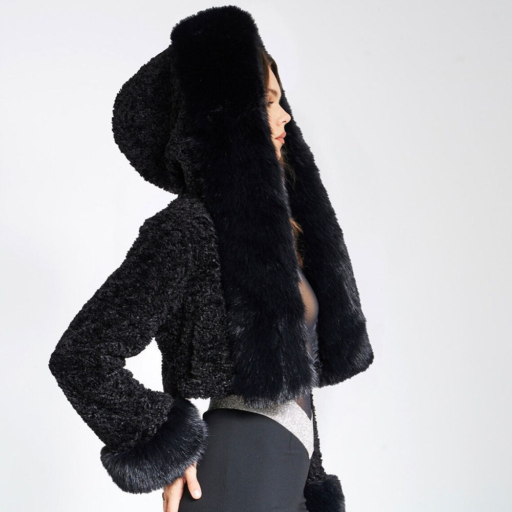 "Cropped faux fur jas voor dames, modieuze kort model, luxe uitstraling, zacht en warm, geschikt voor winterse dagen."