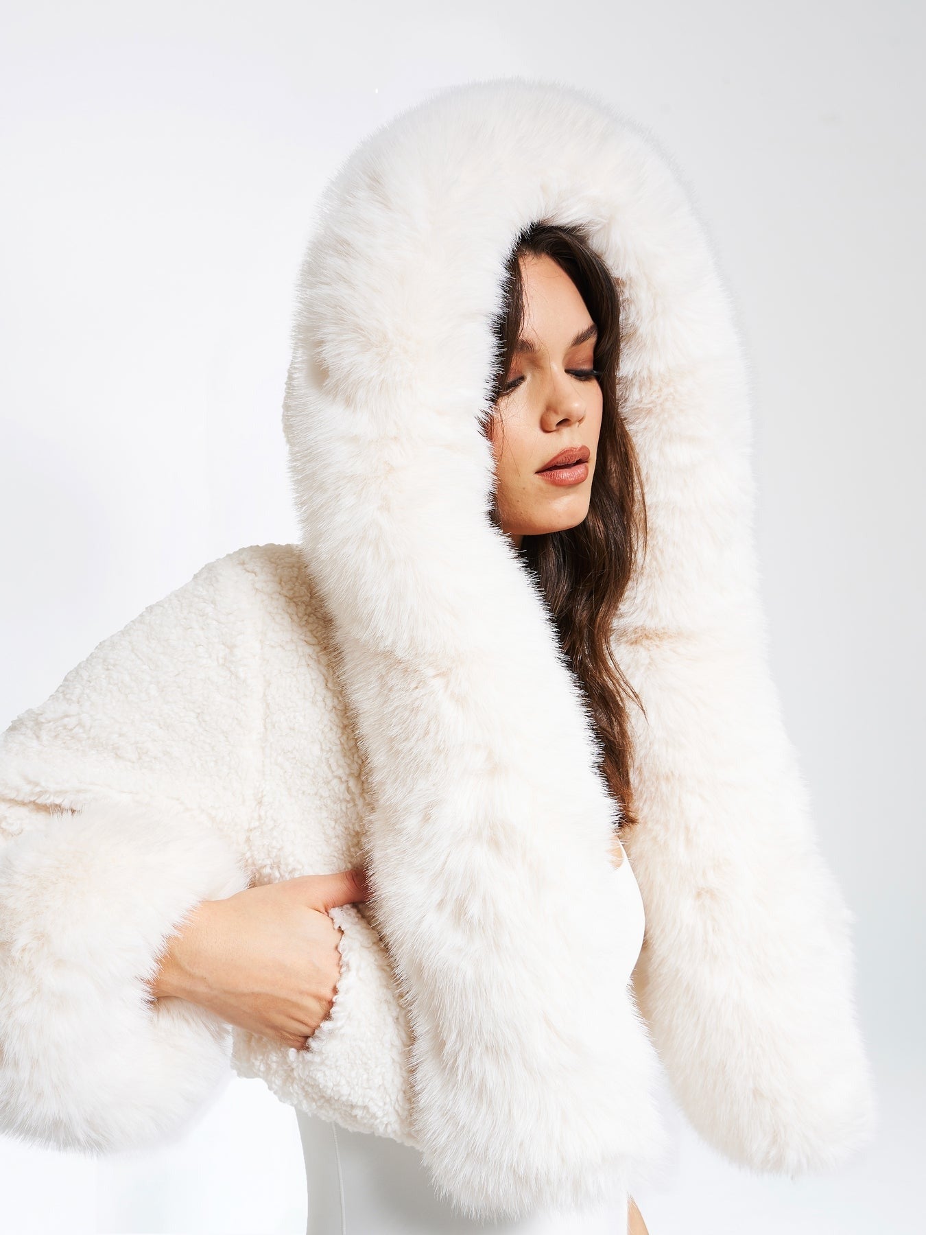 "Cropped faux fur jas voor dames, modieuze kort model, luxe uitstraling, zacht en warm, geschikt voor winterse dagen."