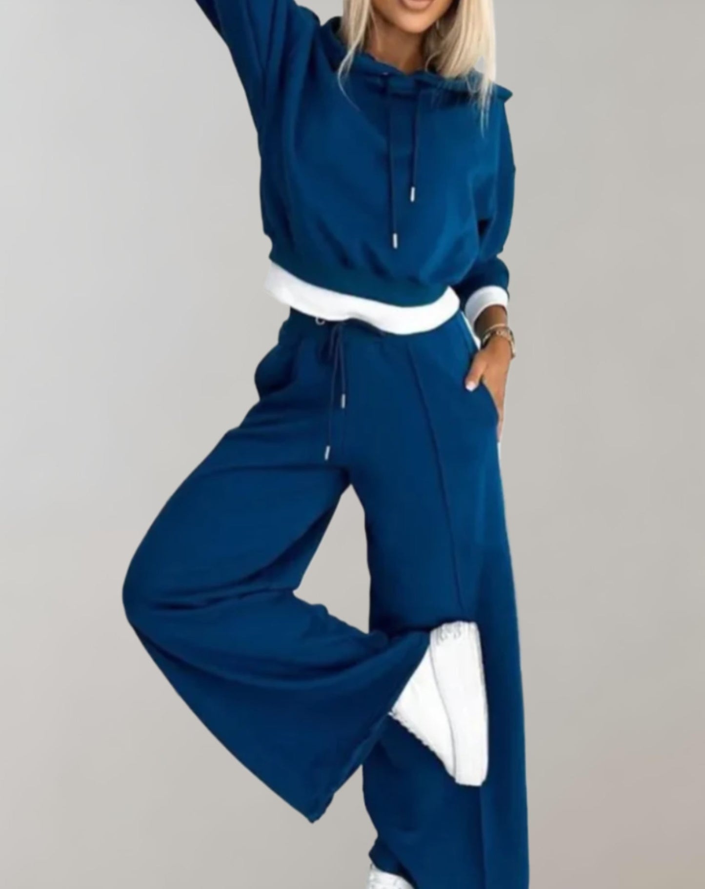 "Cropped hoodie en wijde broek dames tracksuit in modern design voor comfort en stijl, ideaal als loungewear set."