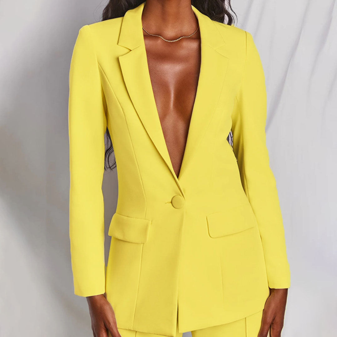 "Dames blazer en broek set in levendige kleuren, elegante snit, perfect voor zakelijke en formele gelegenheden"