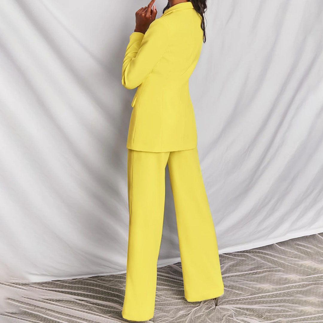 "Dames blazer en broek set in levendige kleuren, elegante snit, perfect voor zakelijke en formele gelegenheden"