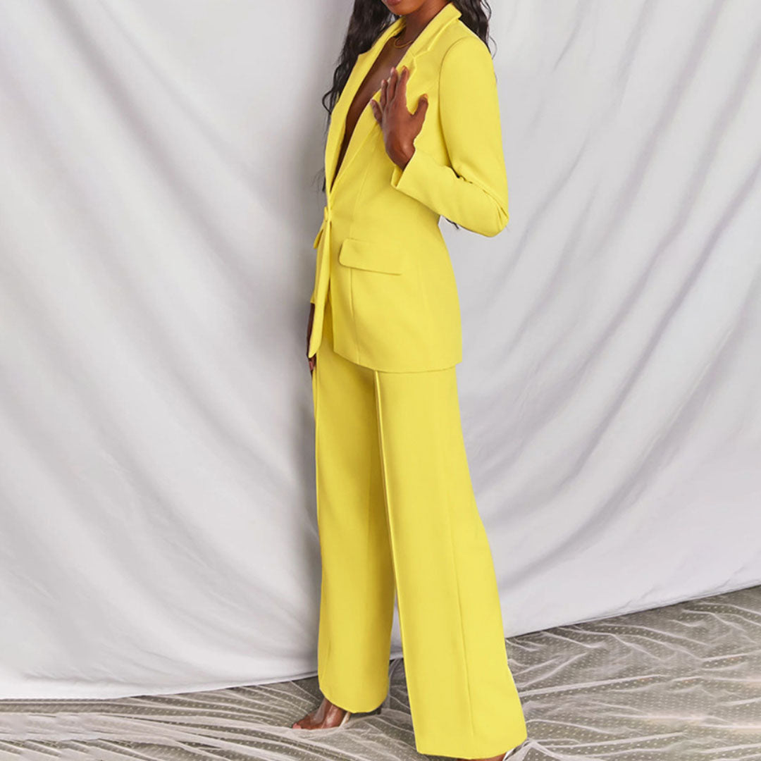 "Dames blazer en broek set in levendige kleuren, elegante snit, perfect voor zakelijke en formele gelegenheden"