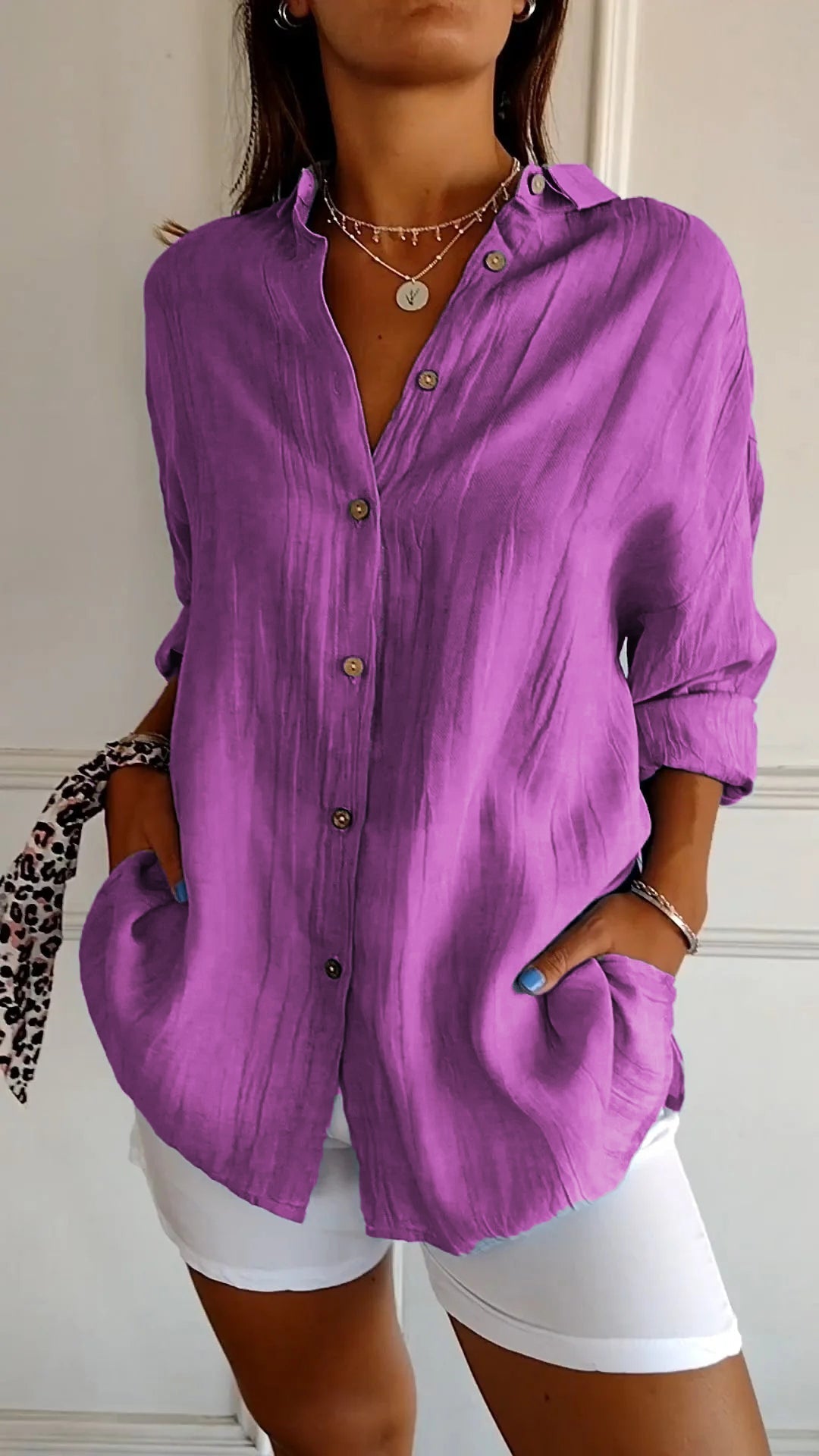 "Dames casual button down overhemd, wit, met klassieke knoopsluiting, lange mouwen, flatterende pasvorm, veelzijdig ontwerp."