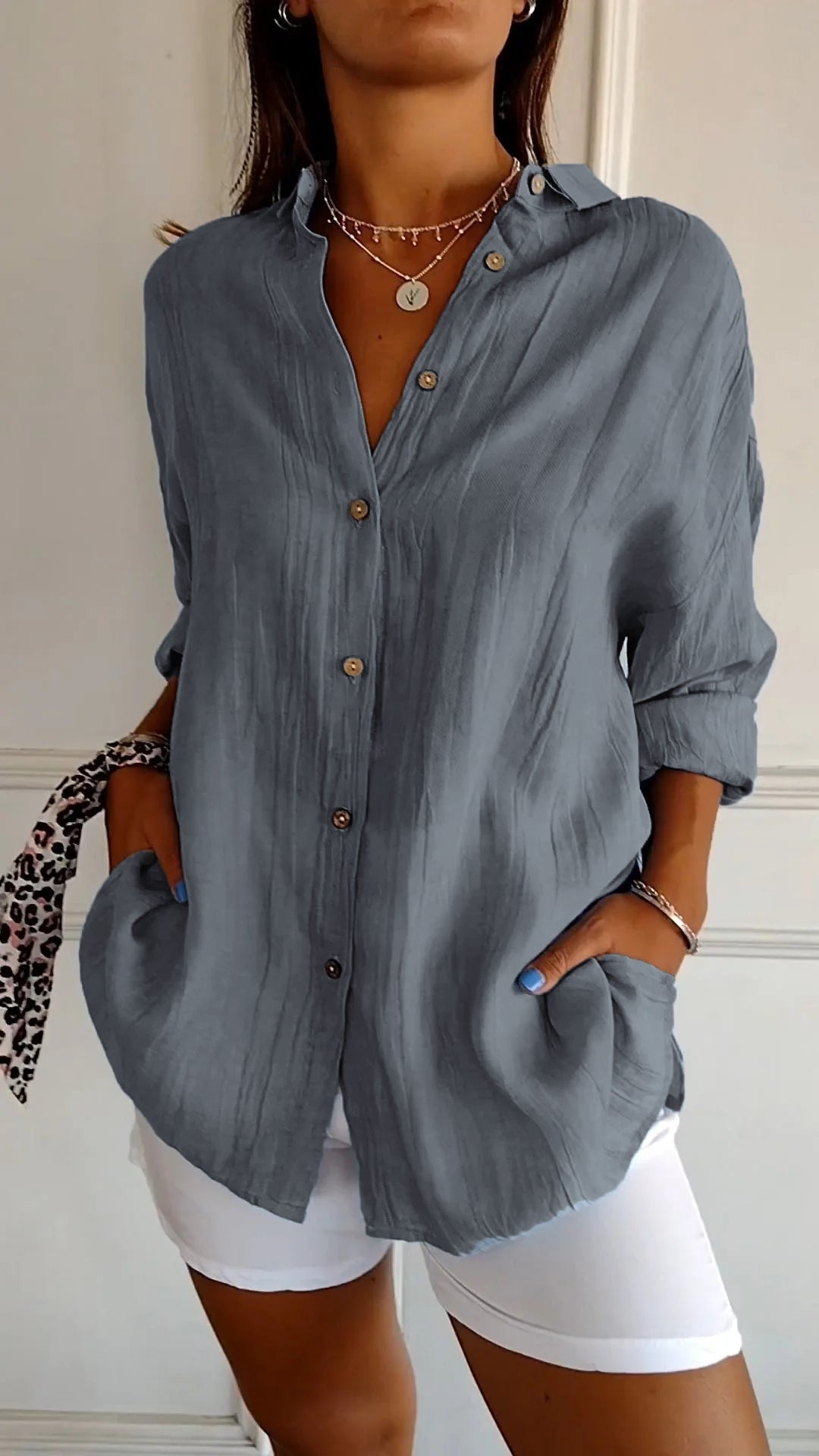 "Dames casual button down overhemd, wit, met klassieke knoopsluiting, lange mouwen, flatterende pasvorm, veelzijdig ontwerp."