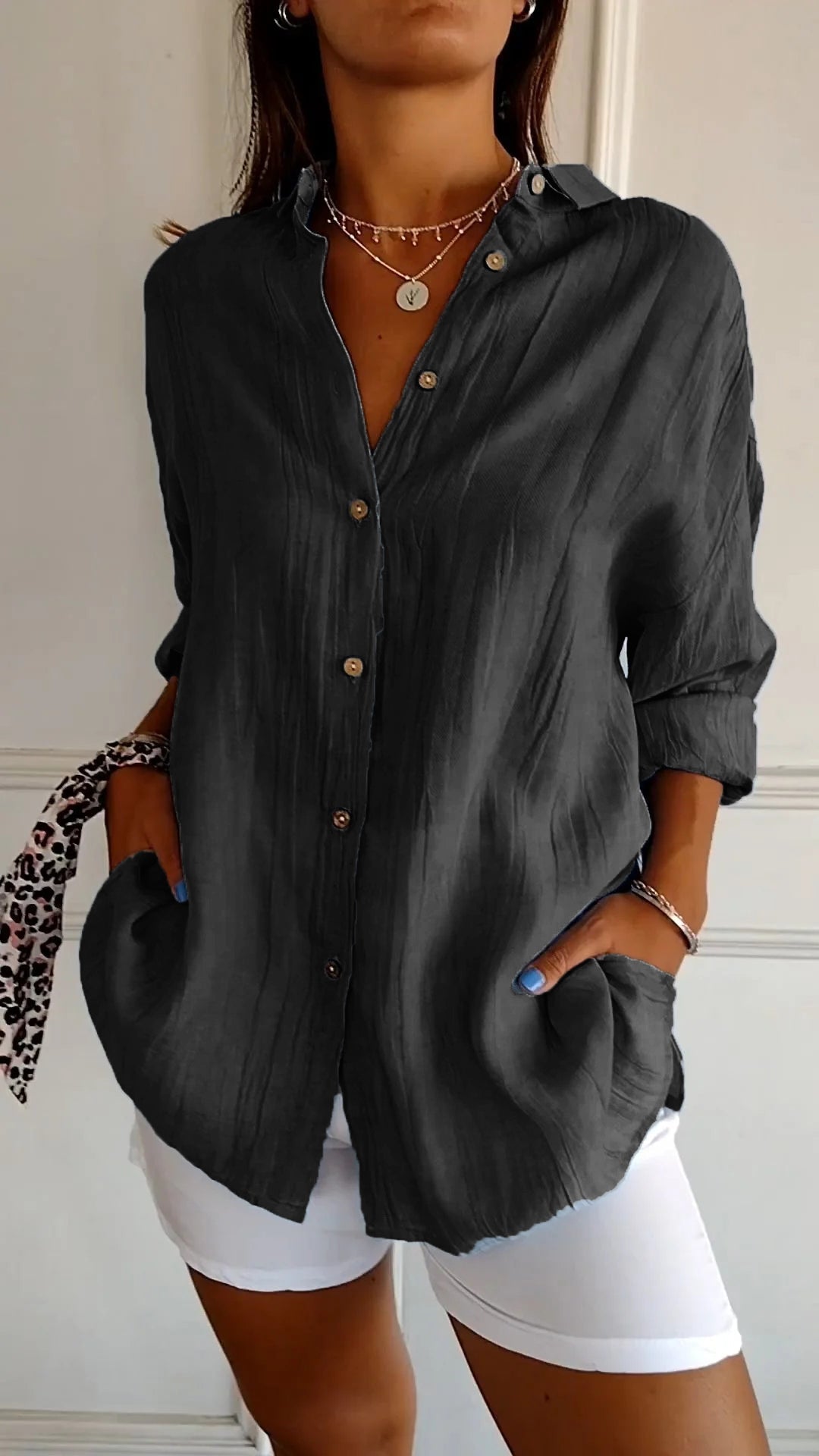 "Dames casual button down overhemd, wit, met klassieke knoopsluiting, lange mouwen, flatterende pasvorm, veelzijdig ontwerp."