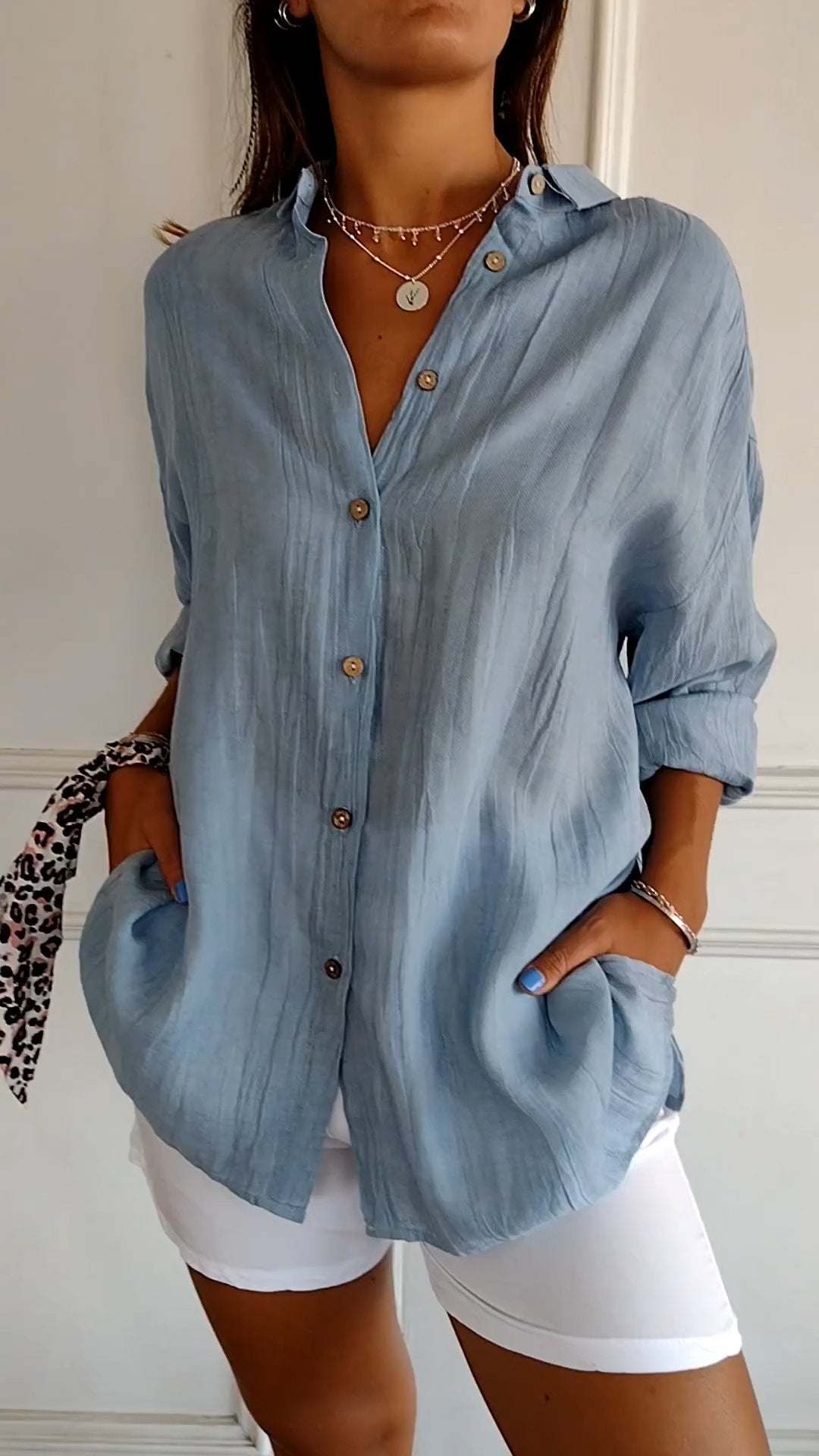"Dames casual button down overhemd, wit, met klassieke knoopsluiting, lange mouwen, flatterende pasvorm, veelzijdig ontwerp."