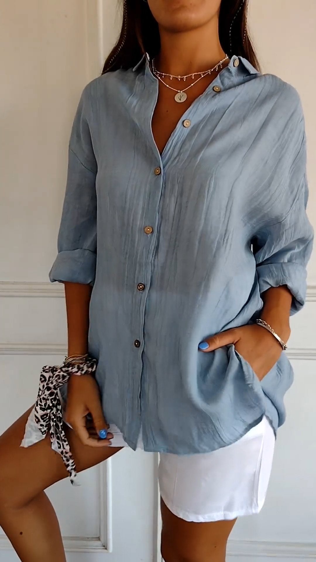 "Dames casual button down overhemd, wit, met klassieke knoopsluiting, lange mouwen, flatterende pasvorm, veelzijdig ontwerp."