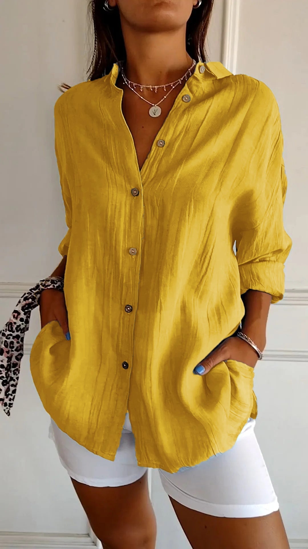 "Dames casual button down overhemd, wit, met klassieke knoopsluiting, lange mouwen, flatterende pasvorm, veelzijdig ontwerp."