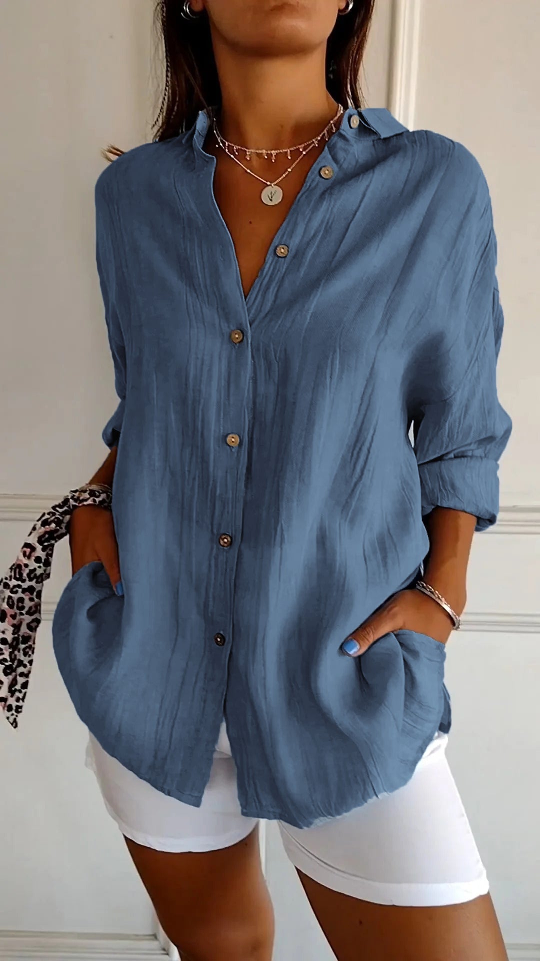 "Dames casual button down overhemd, wit, met klassieke knoopsluiting, lange mouwen, flatterende pasvorm, veelzijdig ontwerp."
