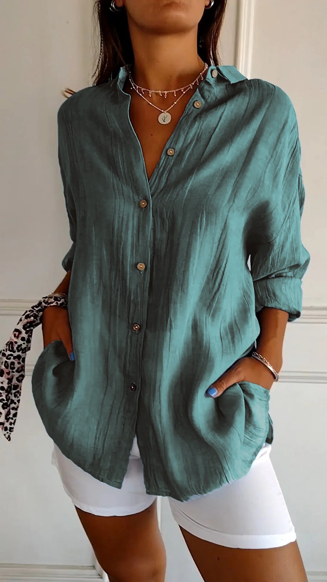 "Dames casual button down overhemd, wit, met klassieke knoopsluiting, lange mouwen, flatterende pasvorm, veelzijdig ontwerp."