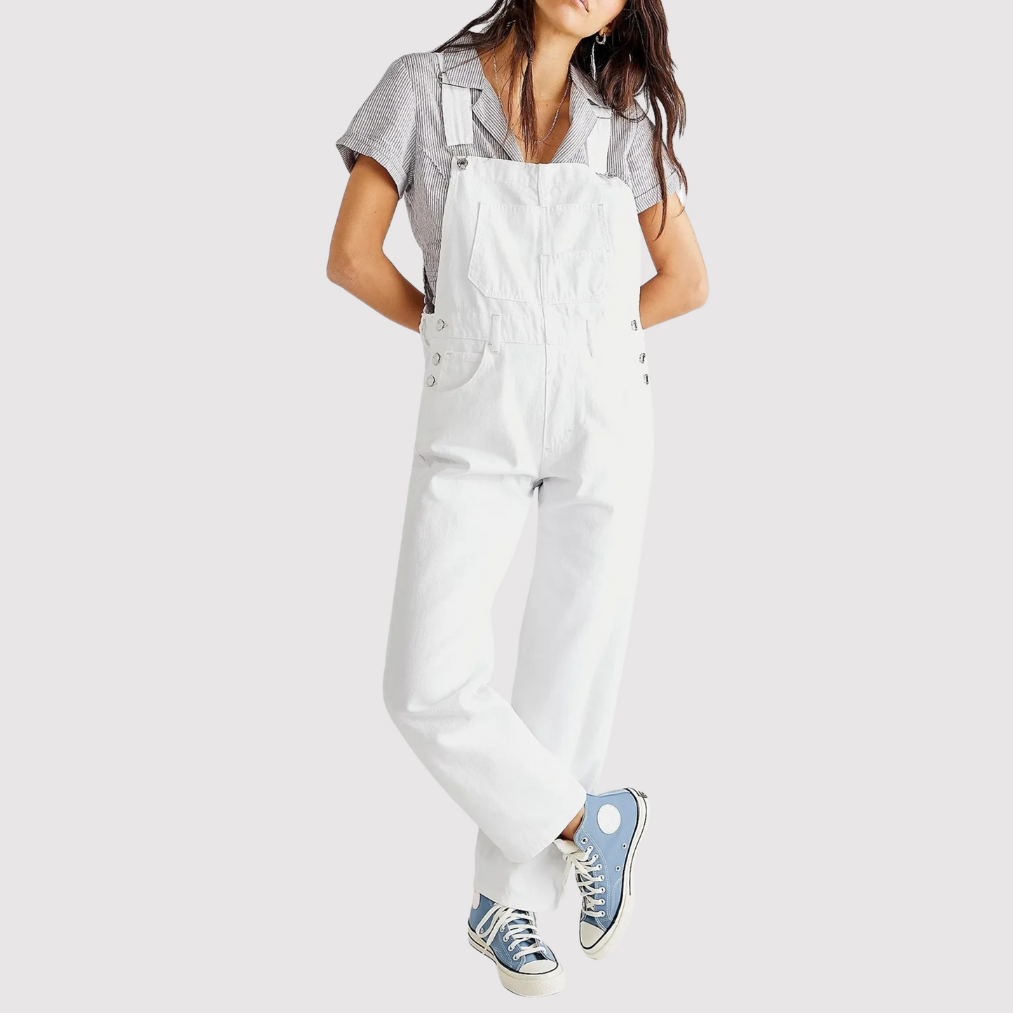 "Dames denim tuinbroek met relaxte pasvorm, verstelbare schouderbanden en zakken, perfect voor casual en speelse looks."