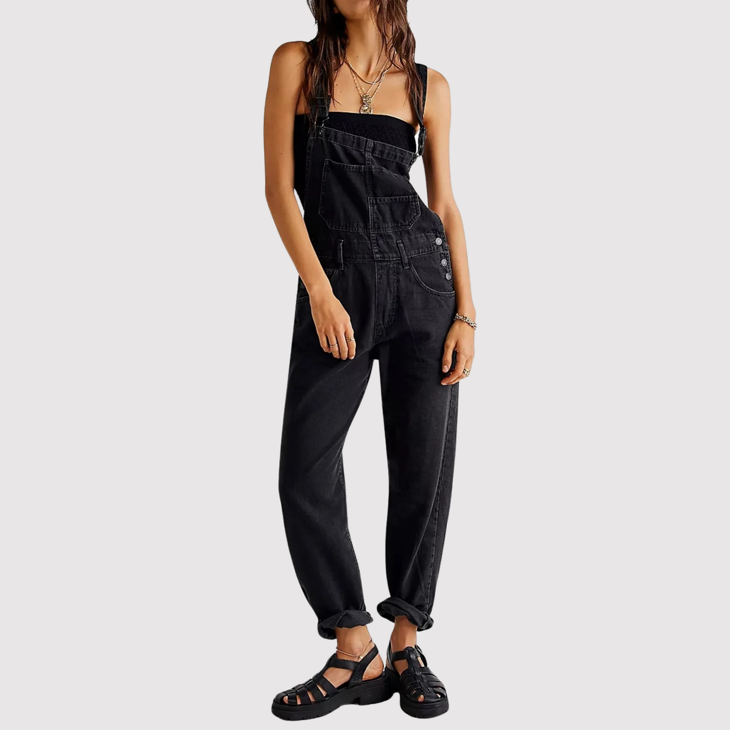 "Dames denim tuinbroek met relaxte pasvorm, verstelbare schouderbanden en zakken, perfect voor casual en speelse looks."