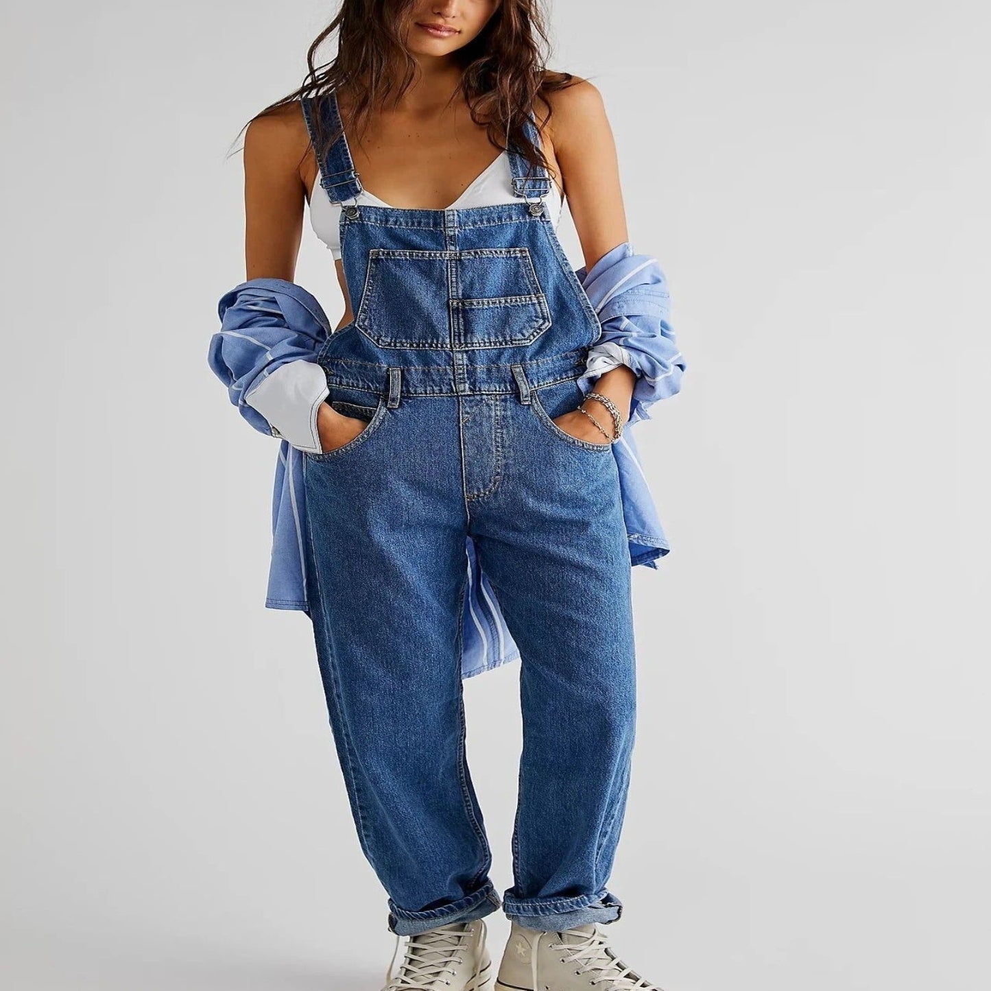 "Dames denim tuinbroek met relaxte pasvorm, verstelbare schouderbanden en zakken, perfect voor casual en speelse looks."