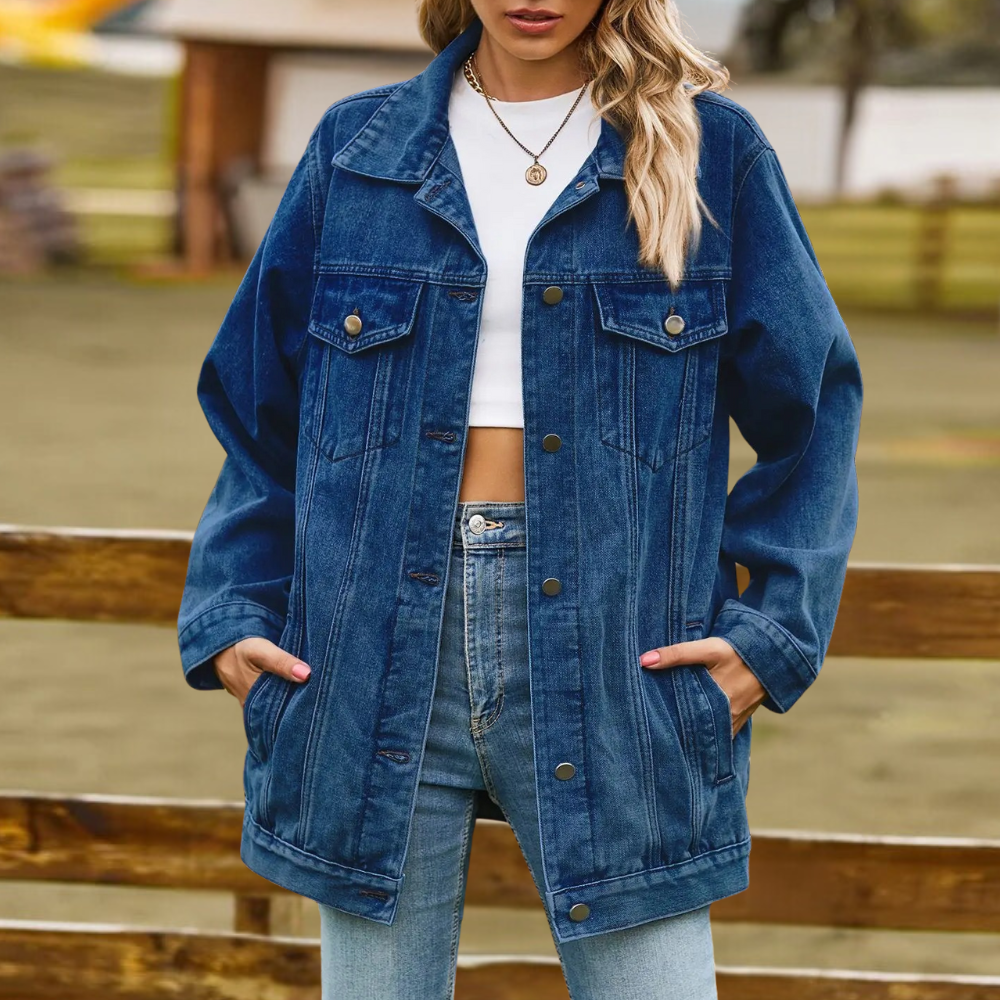 Dames denim zomerjack in blauw, stijlvol ontwerp met knopen en veelzijdige kleuren. Perfect voor casual en modieuze stijlen.