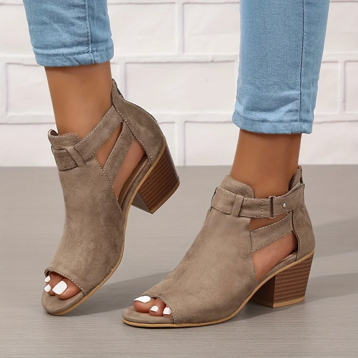 "Dames enkellaarsjes met suède look, trendy cut-out design, blokhak van 6 cm, beschikbaar in beige, bruin, en zwart."