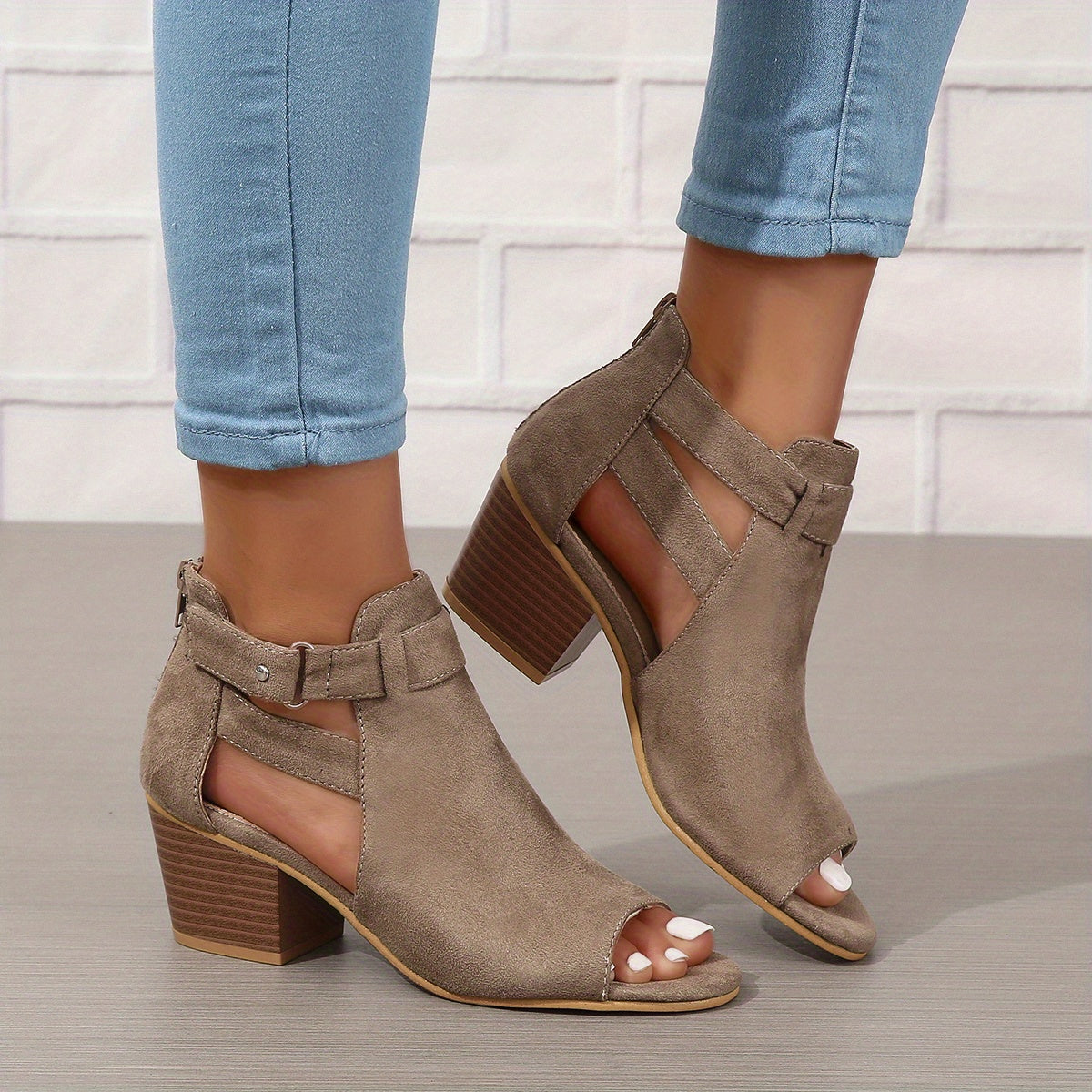 "Dames enkellaarsjes met suède look, trendy cut-out design, blokhak van 6 cm, beschikbaar in beige, bruin, en zwart."