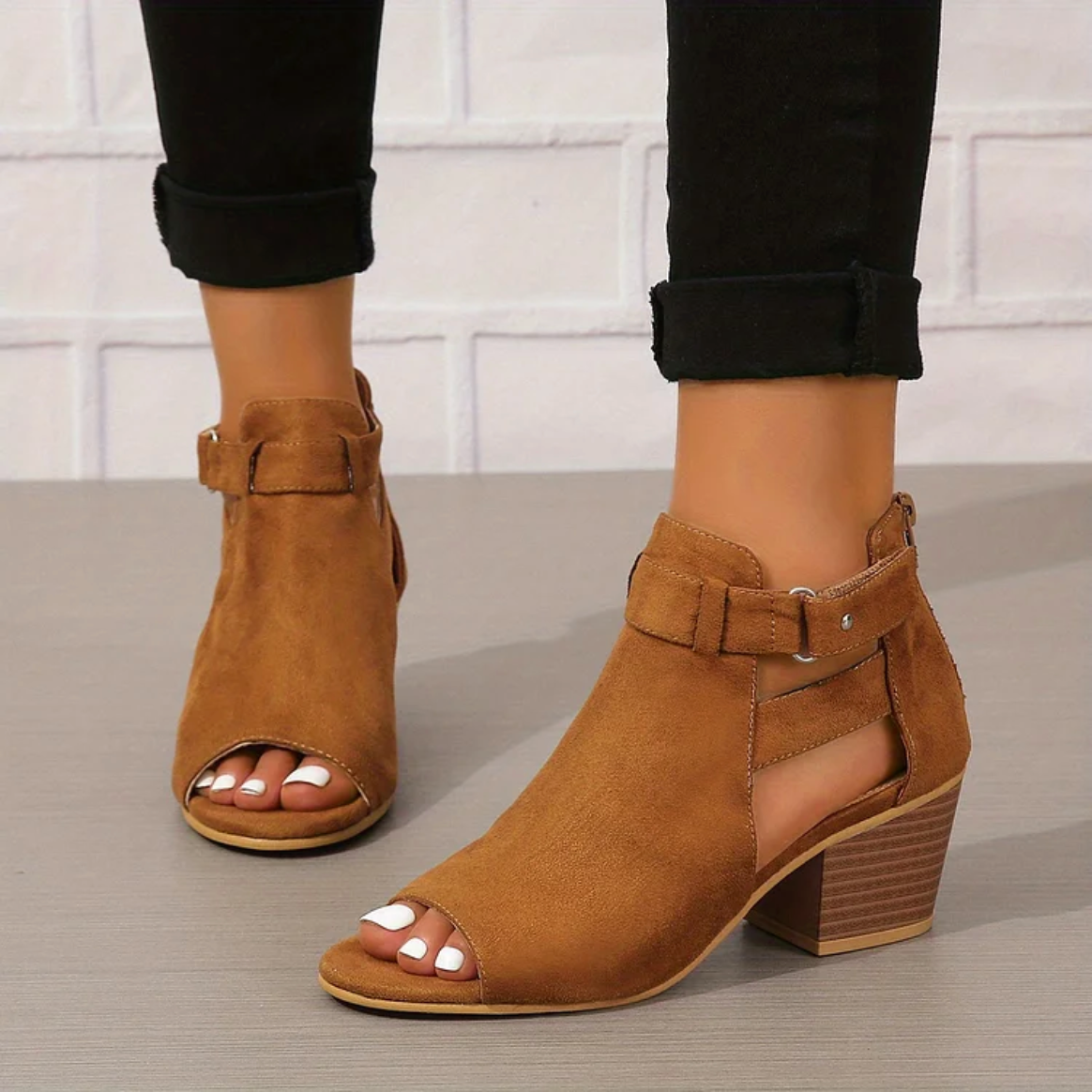 "Dames enkellaarsjes met suède look, trendy cut-out design, blokhak van 6 cm, beschikbaar in beige, bruin, en zwart."