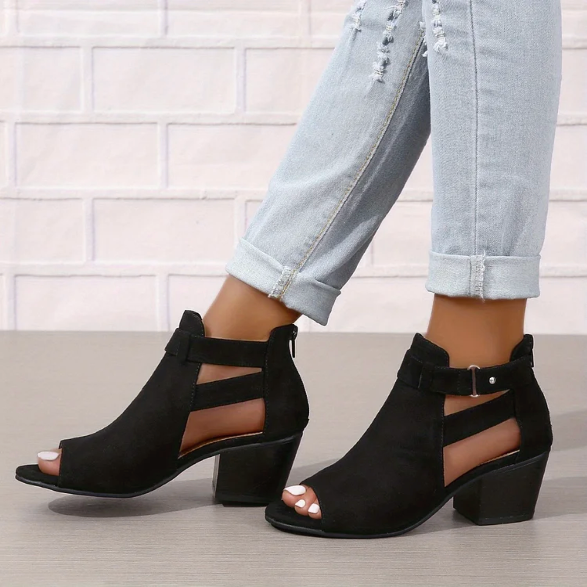 "Dames enkellaarsjes met suède look, trendy cut-out design, blokhak van 6 cm, beschikbaar in beige, bruin, en zwart."
