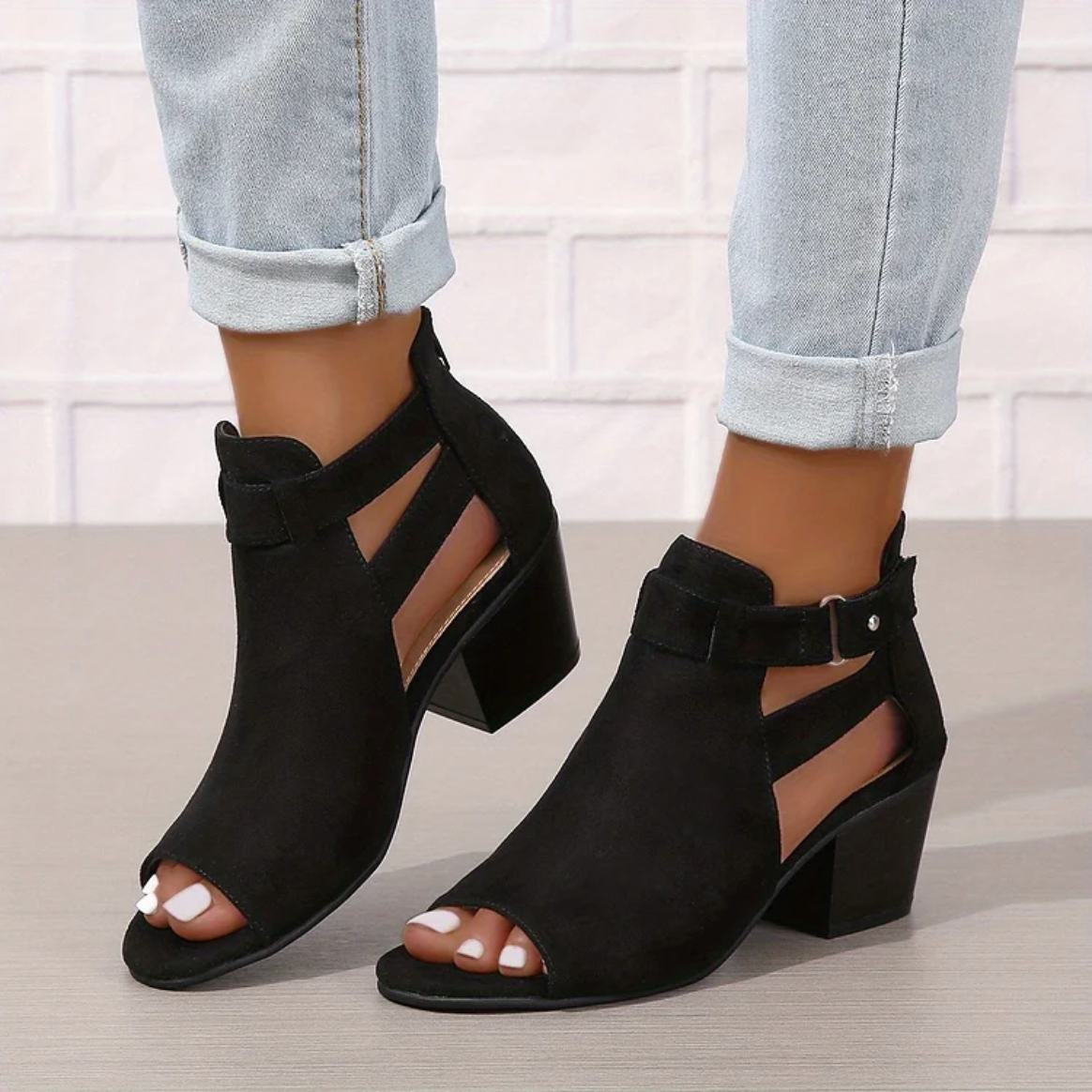 "Dames enkellaarsjes met suède look, trendy cut-out design, blokhak van 6 cm, beschikbaar in beige, bruin, en zwart."