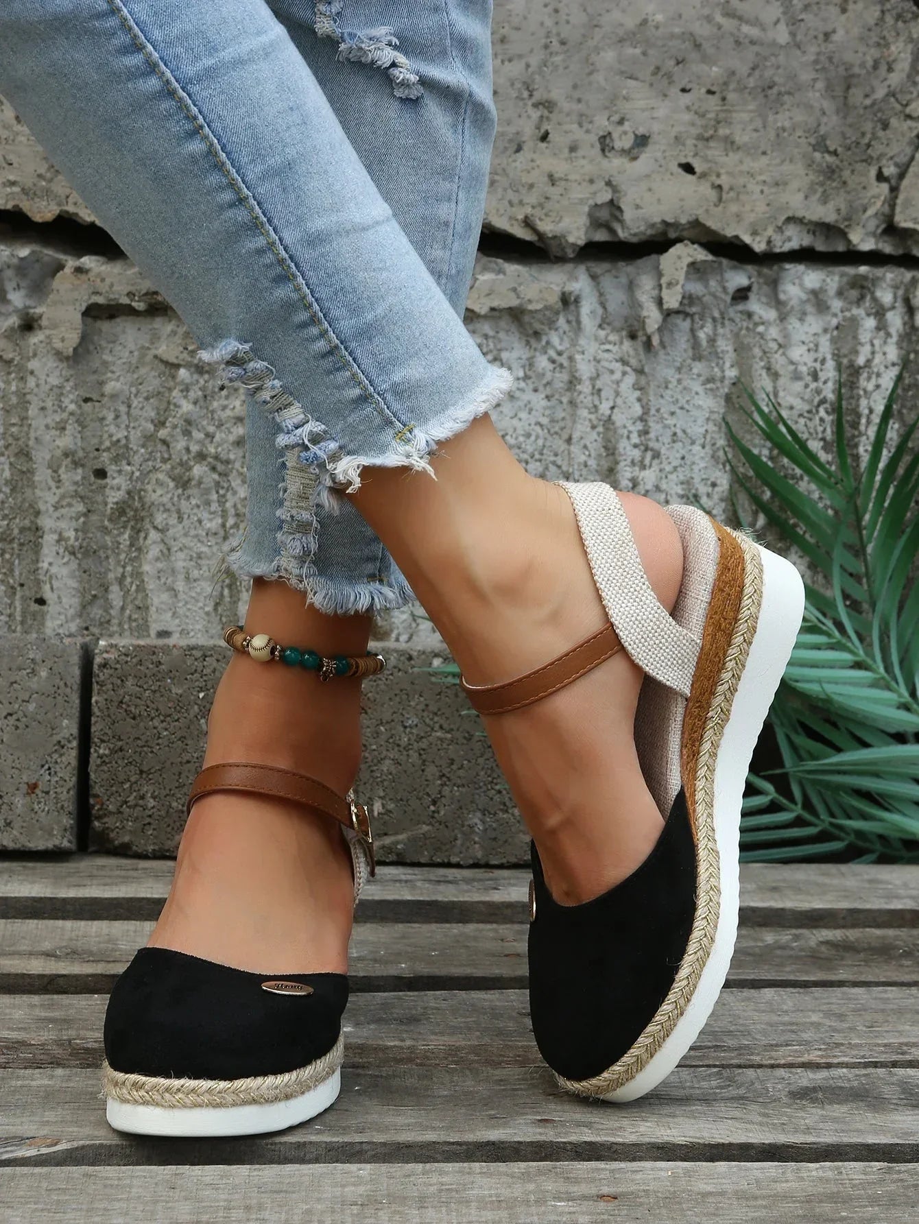 "Dames espadrilles in bruin, roze en zwart, licht en stijlvol, ademen elegantie uit, ideaal voor zomerse outfits."