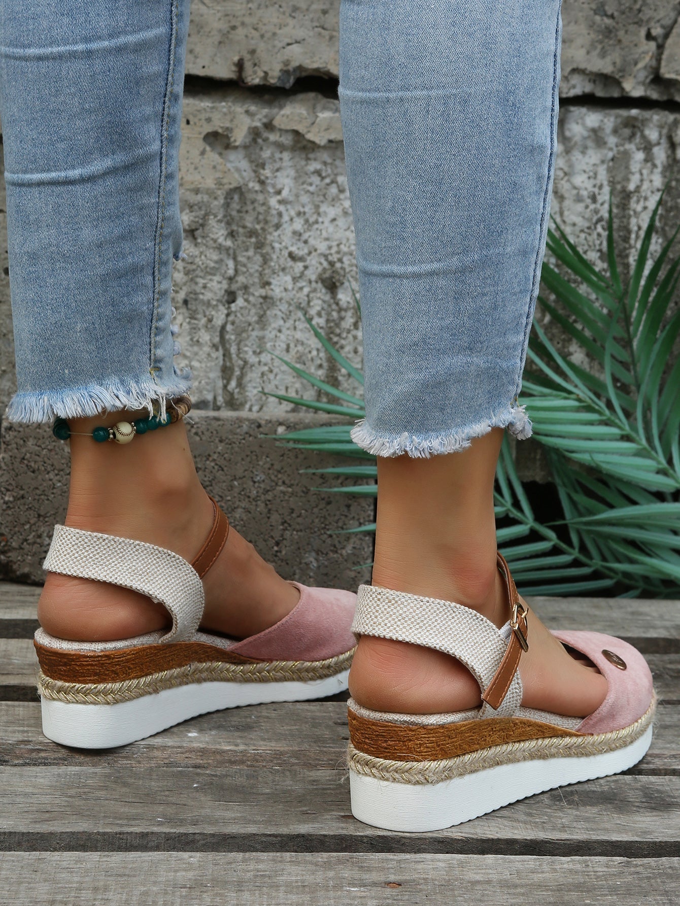 "Dames espadrilles in bruin, roze en zwart, licht en stijlvol, ademen elegantie uit, ideaal voor zomerse outfits."