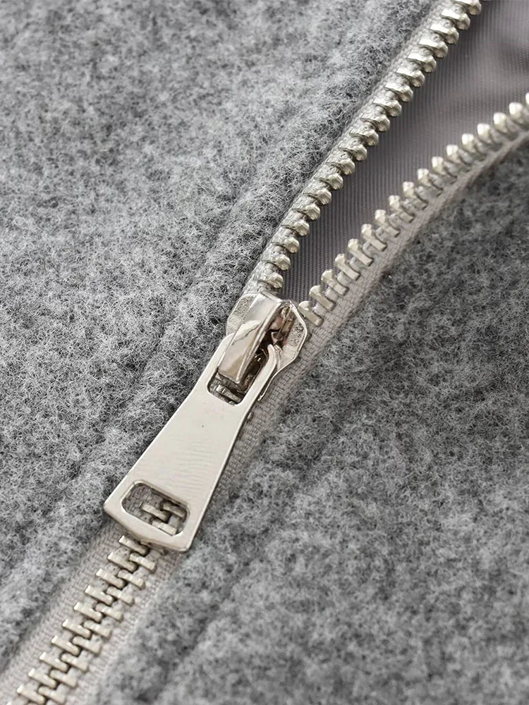 "Dames grijze bomberjas met ritssluiting, elastische tailleband en moderne oversized fit voor een stijlvolle casual look."