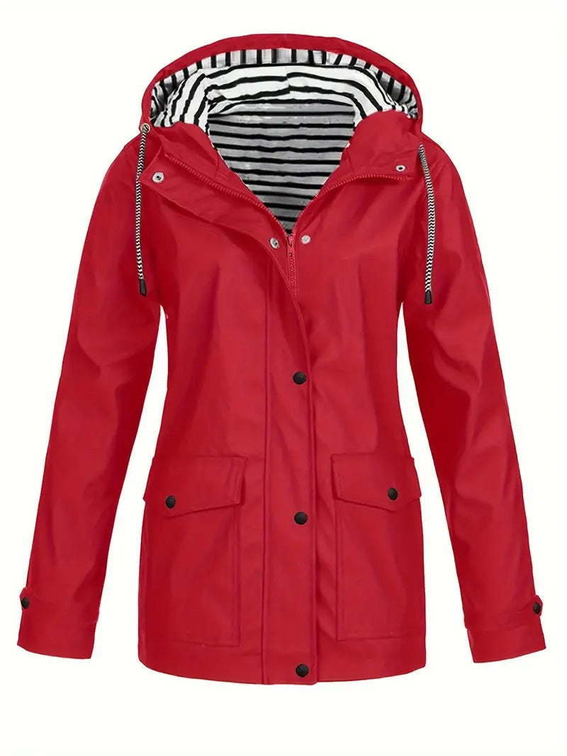 "Dames regenjas met strepenvoering, verstelbare capuchon, waterafstotend in modern marineblauw, perfecte herfststijl."