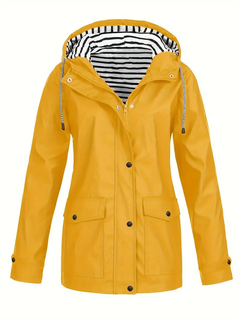 "Dames regenjas met strepenvoering, verstelbare capuchon, waterafstotend in modern marineblauw, perfecte herfststijl."
