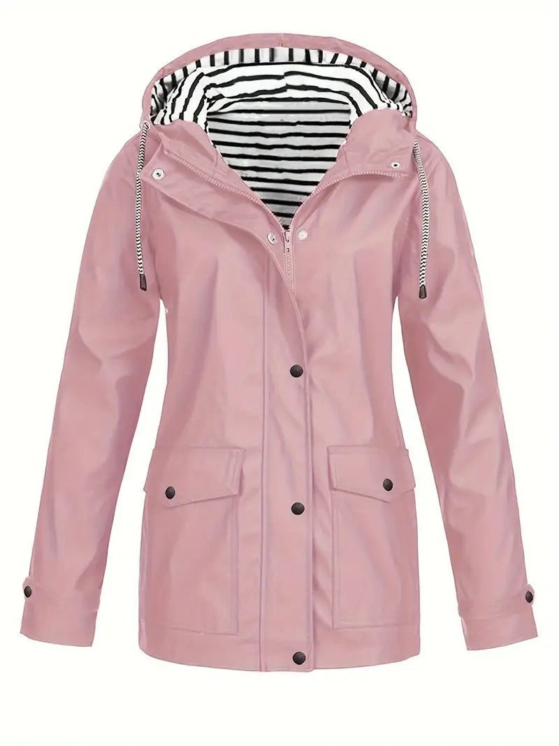 "Dames regenjas met strepenvoering, verstelbare capuchon, waterafstotend in modern marineblauw, perfecte herfststijl."