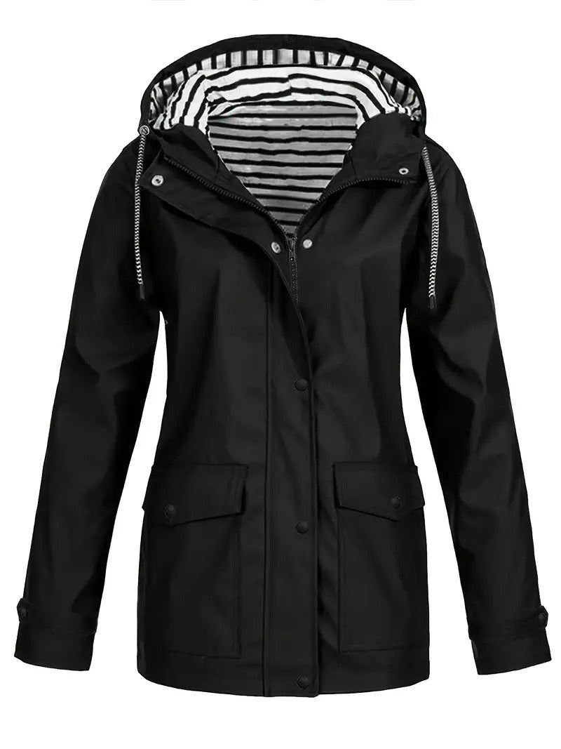 "Dames regenjas met strepenvoering, verstelbare capuchon, waterafstotend in modern marineblauw, perfecte herfststijl."