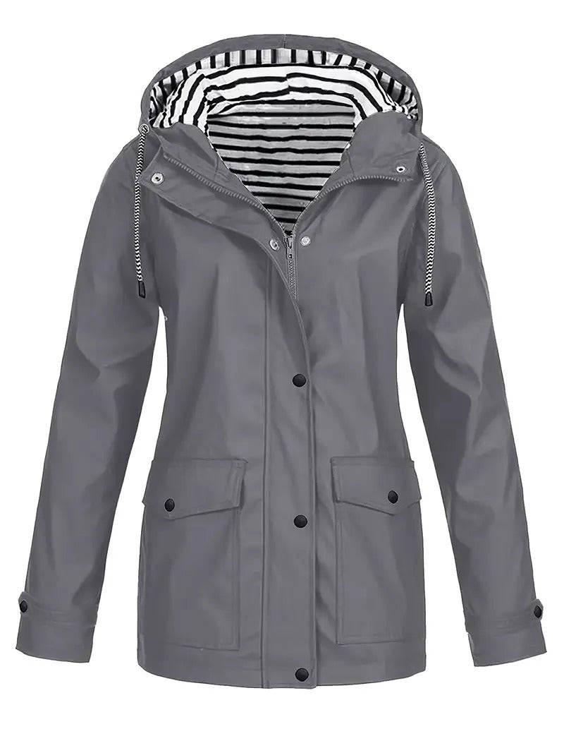 "Dames regenjas met strepenvoering, verstelbare capuchon, waterafstotend in modern marineblauw, perfecte herfststijl."