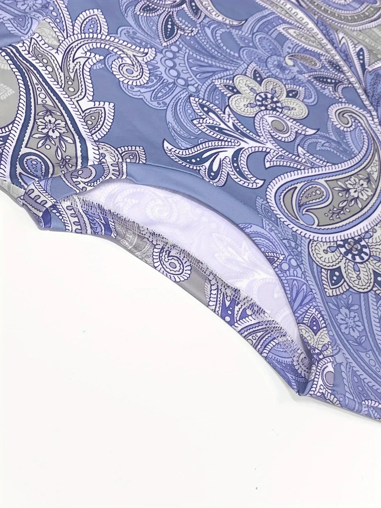 "Dames T-shirt met kleurrijke bloemenprint, casual pasvorm en comfortabele zachte stof, ideaal voor dagelijks gebruik."