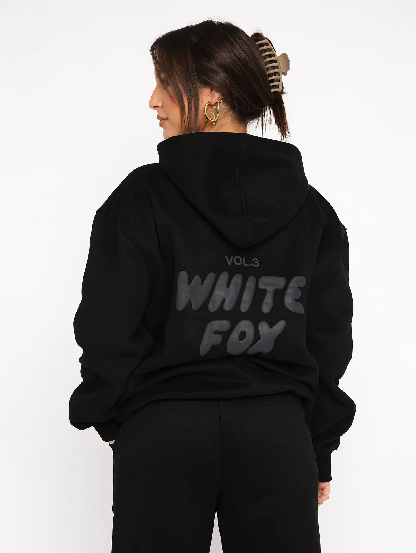 "Dames trainingspak met oversized pasvorm, wit, elastische ribboorden, trendy puffprint logo en fleecestof."