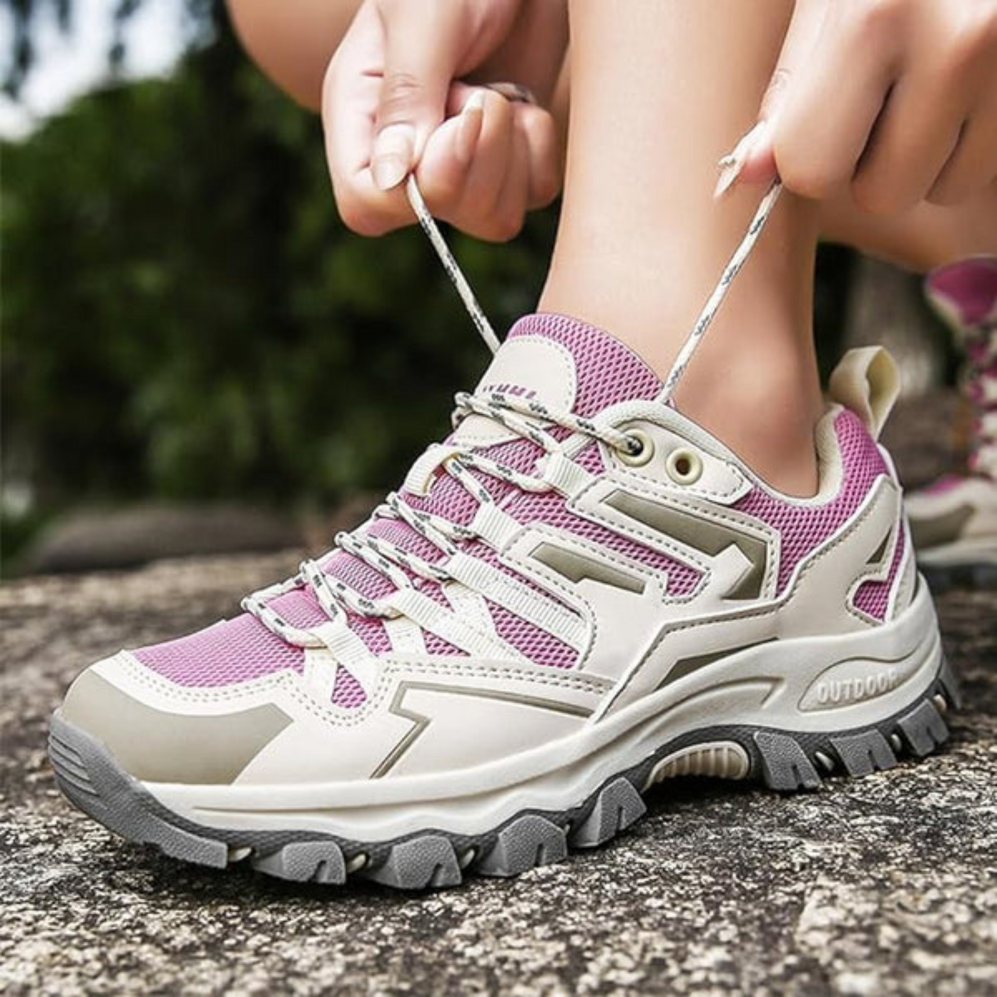 Dames wandelschoen paars-roze, robuust design voor outdoor avonturen, waterafstotend en ademend voor comfort.