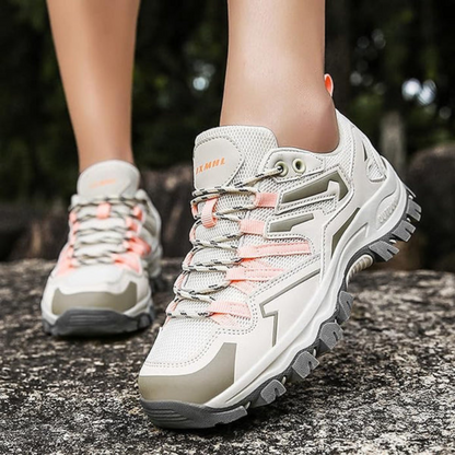 Dames wandelschoen paars-roze, robuust design voor outdoor avonturen, waterafstotend en ademend voor comfort.
