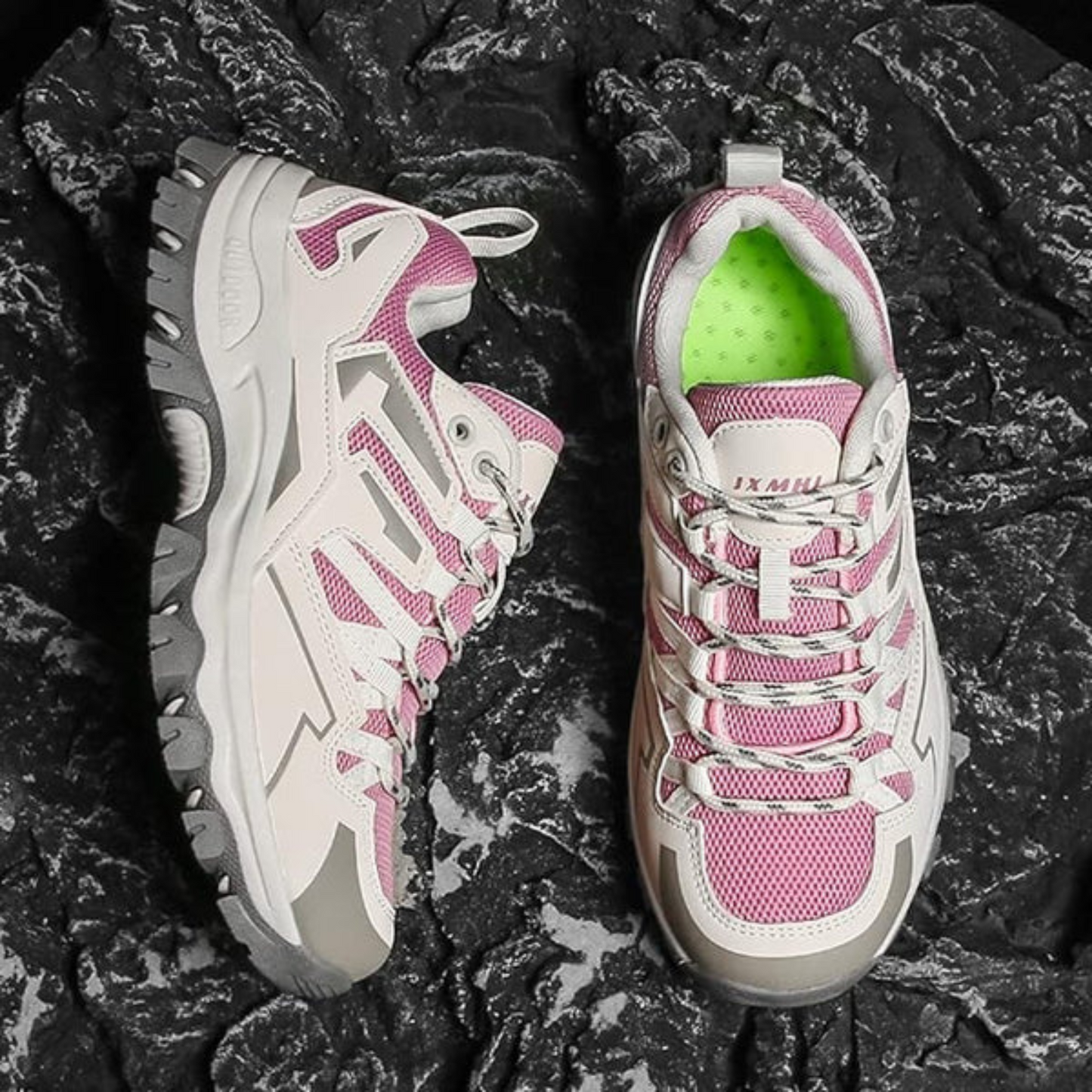 Dames wandelschoen paars-roze, robuust design voor outdoor avonturen, waterafstotend en ademend voor comfort.