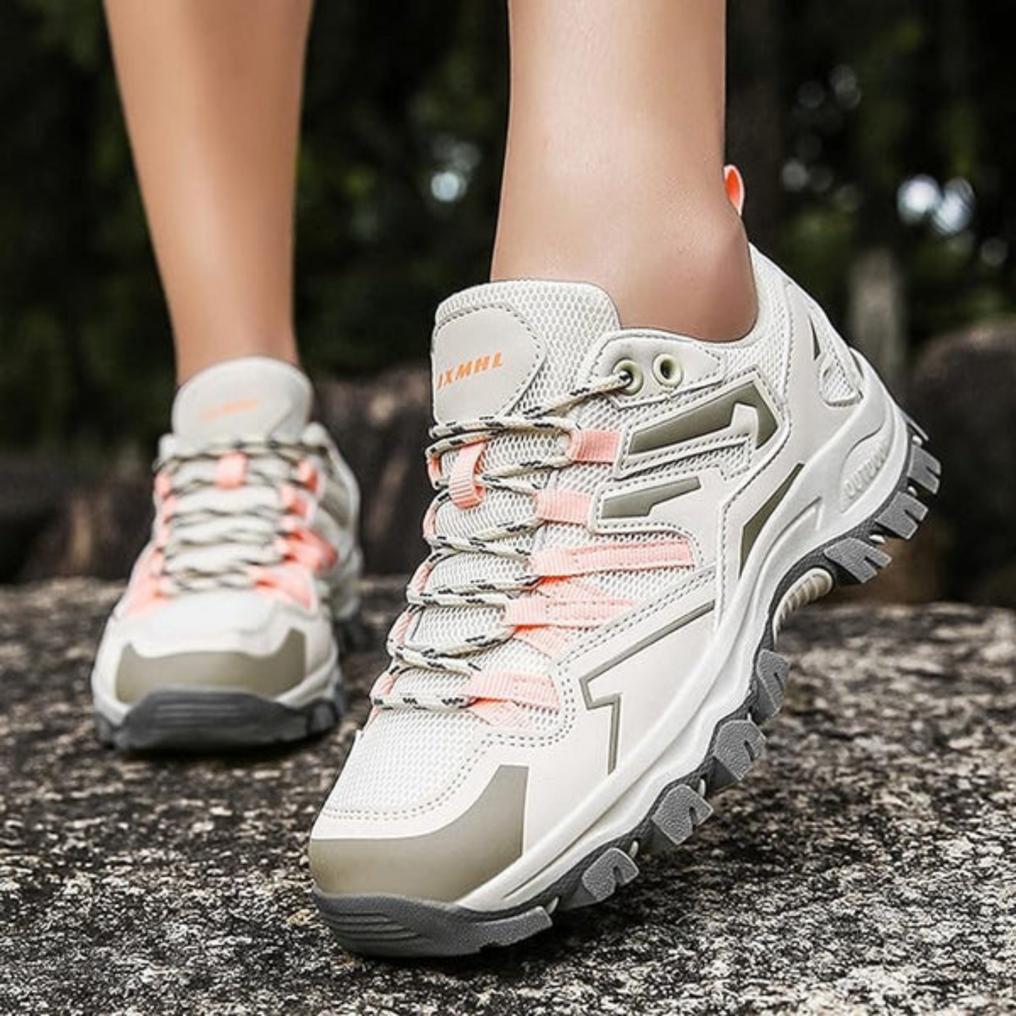 Dames wandelschoen paars-roze, robuust design voor outdoor avonturen, waterafstotend en ademend voor comfort.
