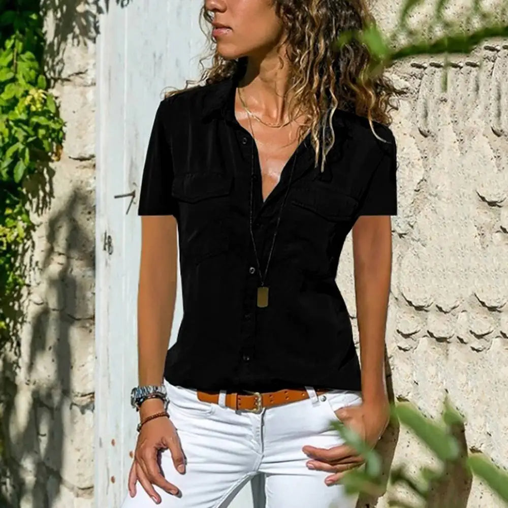 "Damesblouse Adelaide, elegante korte mouwen, klassieke kraag, handige borstzakken, luchtige polyester stof, blauwe kleur."